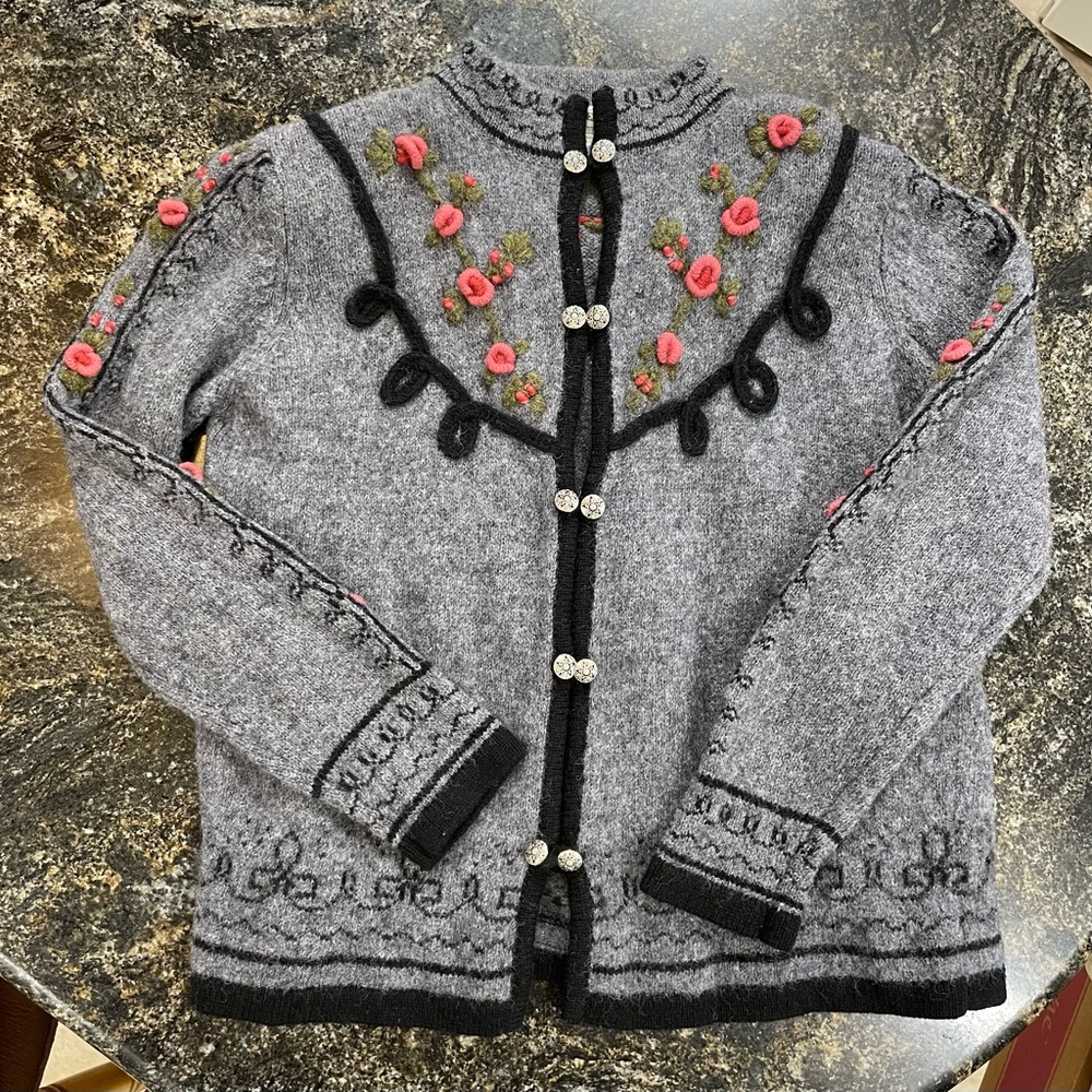 Beautiful wool sweater with flowers S/M